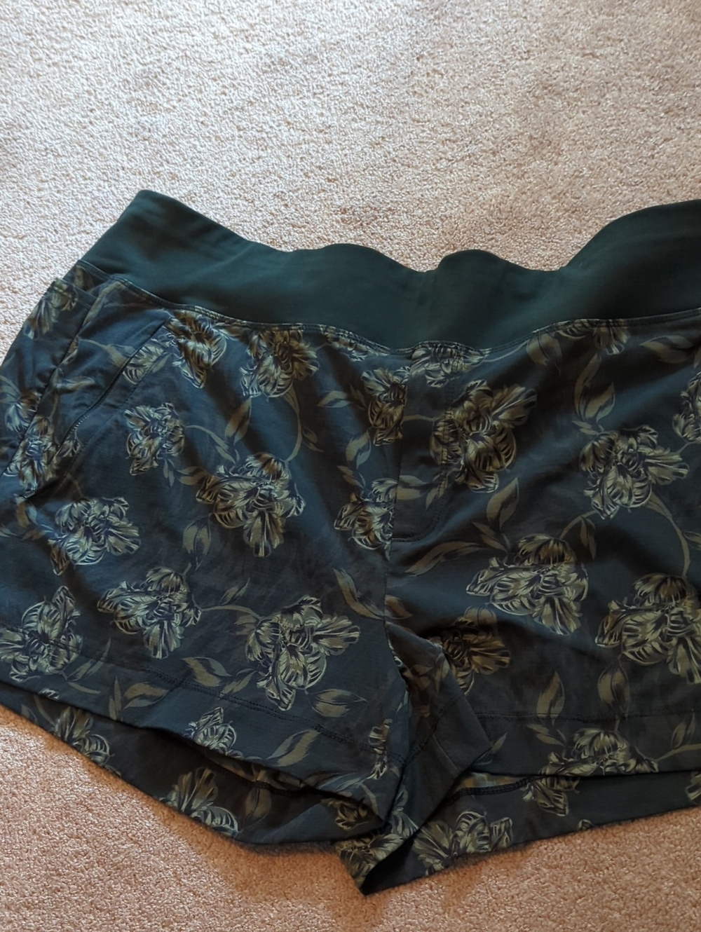 Athleta Dark GR Floral Athletic Shorts Size 22